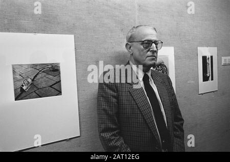 W. F. Hermans mit seinen Fotos eröffnete Fotoausstellung im Stedelijk Museum am 5. September Letzte Mitglieder (auch beauftragt Knack) Datum: 8. September 1986 Stichwörter: Fotos, Musea, Ausstellungen persönlicher Name: Hermans, W.F. Stockfoto