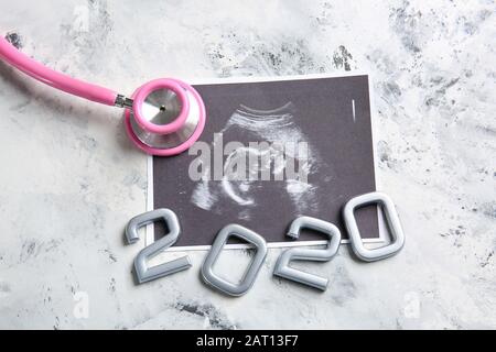 Stethoskop, Abbildung 2020 und Ultraschalluntersuchung des Babys auf weißem Hintergrund Stockfoto