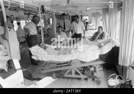 Das Rotkreuz-Schiff J. Henry Dunant macht eine Reise von einer Woche mit 42 Jugendlichen Patienten, hauptsächlich mit Atem- und Herzproblemen Einer der Patienten im Bett umgeben von Personal Datum: 14. Juli 1969 Schlüsselwörter: Patienten Stockfoto