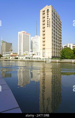 Shanghai, CHINA -31 Okt 2019- Blick auf die 50 Moganshan Road, bekannt als M50, ein modernes Kunstviertel mit vielen Galerien in einem alten Industrieviertel Stockfoto