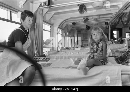 Das Rotkreuz-Schiff J. Henry Dunant macht eine einwöchige Reise mit 42 Jugendlichen Patienten, hauptsächlich mit Atem- und Herzproblemen, DIE EINE Krankenschwester auf dem Bett eines Patienten sitzt Datum: 14. Juli 1969 Schlüsselwörter: Patienten, Krankenschwestern Stockfoto