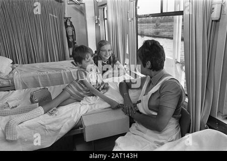 Das Rotkreuzschiff J. Henry Dunant macht eine Reise von einer Woche mit 42 Jugendlichen Patienten, hauptsächlich mit Atem- und Herzproblemen, DIE EINE Krankenschwester mit 2 Patienten unterhält Datum: 14. Juli 1969 Schlüsselwörter: Patienten, Krankenschwestern Stockfoto