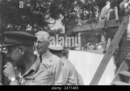 Parade auf dem Königsplatz Nord in Batavia anlässlich des Geburtstags von Prinzessin Juliana Amtierender Kapitäns-General N.S. Blom Datum: 30. April 1946 Ort: Batavia, Indonesien, Jakarta, Niederländisch-Ostindien persönlicher Name: Blom, A.S. Stockfoto