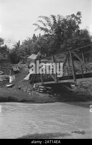 Banjoemas, Chinesische Kontrollkommission. Hafen von Tjilatjap. Waranedja EIN Lastwagen passiert eine provisorisch reparierte Brücke Datum: 10. Oktober 1947 Standort: Indonesien, Niederländisch-Ostindien Stockfoto