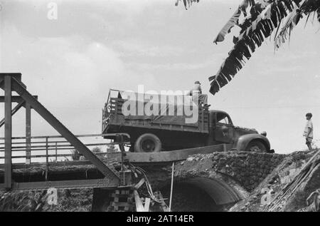 Banjoemas, Chinesische Kontrollkommission. Hafen von Tjilatjap. Waranedja EIN Lastwagen passiert eine provisorisch reparierte Brücke Datum: 10. Oktober 1947 Standort: Indonesien, Niederländisch-Ostindien Stockfoto