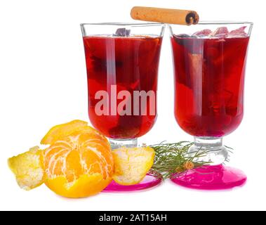 Gläser leckeren Glühweins auf weißem Hintergrund Stockfoto