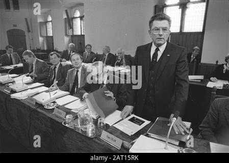 Erster Tag der Anhörungen parlamentarischen Untersuchungsausschusses RSV; Ausschussvorsitzender dr. C. P. van Dijk (r) mit einigen Mitgliedern Datum: 19. März 1984 Ort: Den Haag Stichwörter: Parlamentarische Ansuchen, politischer Personalname: Dijk, Kees van Institutioningsname: RSV Stockfoto