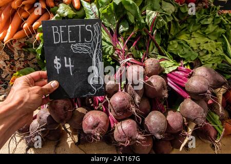 Handschriftliche Tafel mit dem Preis für Rüben auf dem örtlichen Bauernmarkt. Echte, frische und echte Speisen aus dem Land, zum Verkauf. Stockfoto
