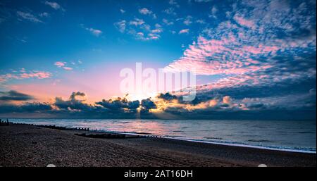 Sanfter Sonnenaufgang an der Sussex Coast Stockfoto