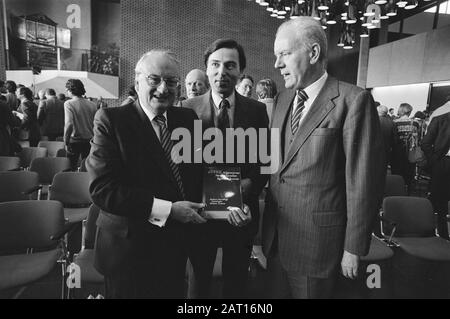 Erste Kopie der Allgemeinen niederländischen Rede Art, die dem Vorsitzenden des Ministerkomitees des niederländischen Staates vorgelegt wurde Datum: 13. November 1984 Schlüsselwörter: Ausschüsse, Angebote, Bücher, Kopien, Minister Stockfoto