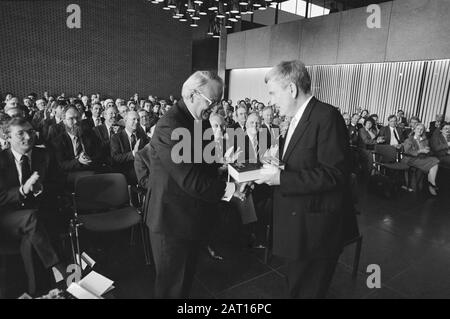 Erste Kopie der Allgemeinen niederländischen Rede Art, die dem Vorsitzenden des Ministerkomitees des niederländischen Staates vorgelegt wurde Datum: 13. November 1984 Schlüsselwörter: Ausschüsse, Angebote, Bücher, Kopien, Minister Stockfoto