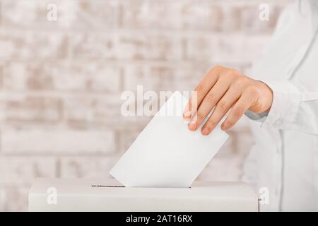 Wahlfrau in der Nähe der Wahlurne, Nahaufnahme Stockfoto