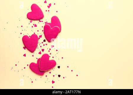 Herzförmige Plätzchen zum Valentinstag auf Farbhintergrund Stockfoto
