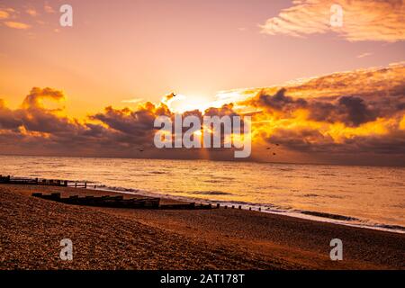 Golden Dawn an der Küste von Sussex Stockfoto