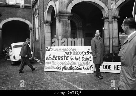 Erste Kammerfrage Zwammerdam behandelt. Die Feuerwehr beim Entfernen von Zeichen und Symbol der Gemeinde Datum: 8. Oktober 1963 Stichwörter: Zeichen, FEUER, Symbole Stockfoto