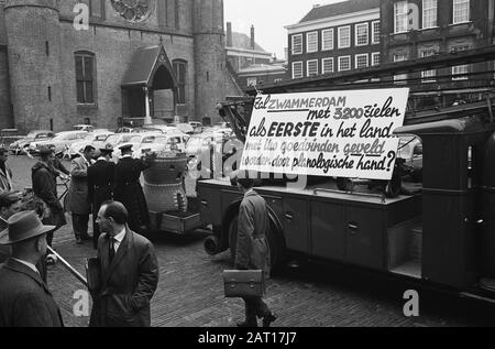 Erste Kammerfrage Zwammerdam behandelt. Die Feuerwehr beim Entfernen von Zeichen und Symbol der Gemeinde Datum: 8. Oktober 1963 Stichwörter: Zeichen, FEUER, Symbole Stockfoto