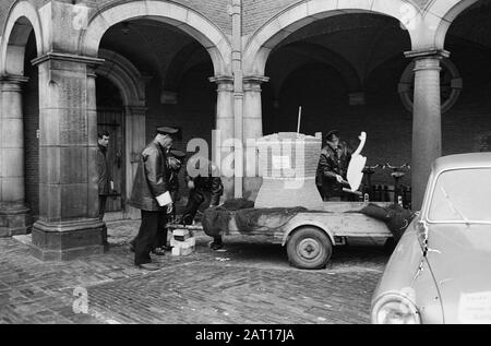 Erste Kammerfrage Zwammerdam behandelt. Die Feuerwehr beim Entfernen von Zeichen und Symbol der Gemeinde Datum: 8. Oktober 1963 Stichwörter: Zeichen, FEUER, Symbole Stockfoto