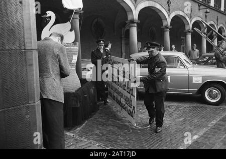 Erste Kammerfrage Zwammerdam behandelt. Die Feuerwehr beim Entfernen von Zeichen und Symbol der Gemeinde Datum: 8. Oktober 1963 Stichwörter: Zeichen, FEUER, Symbole Stockfoto