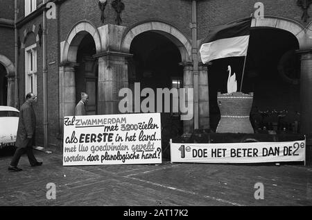 Erste Kammerfrage Zwammerdam behandelt. Für den Bau der Kammerschilder wurde Datum: 8. Oktober 1963 Stichwörter: Vorstände, Gebäude Stockfoto