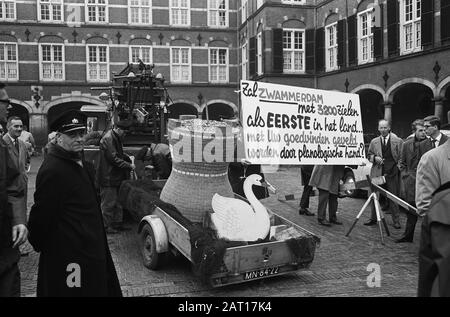 Erste Kammerfrage Zwammerdam behandelt. Die Feuerwehr beim Entfernen von Zeichen und Symbol der Gemeinde Datum: 8. Oktober 1963 Stichwörter: Zeichen, FEUER, Symbole Stockfoto