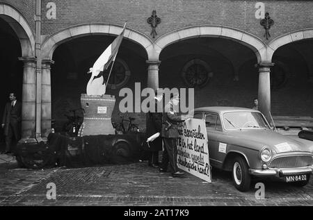 Erste Kammerfrage Zwammerdam behandelt. Die Feuerwehr beim Entfernen von Zeichen und Symbol der Gemeinde Datum: 8. Oktober 1963 Stichwörter: Zeichen, FEUER, Symbole Stockfoto