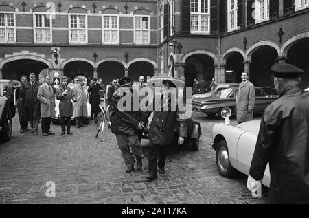 Erste Kammerfrage Zwammerdam behandelt. Die Feuerwehr beim Entfernen von Zeichen und Symbol der Gemeinde Datum: 8. Oktober 1963 Stichwörter: Zeichen, FEUER, Symbole Stockfoto