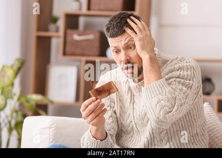 Mann mit Haarausfall Problem zu Hause Stockfoto