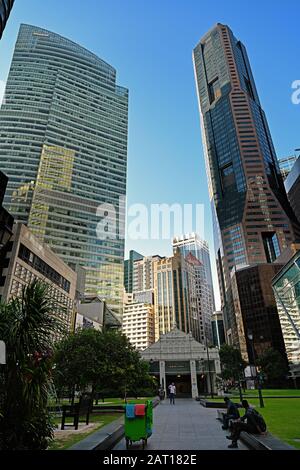 Singapur, singapur - 2020.01.25: Blick am frühen Morgen auf den Raffles Place mit Meeresfinanzplatz, republic plaza und mrt-Stationseingang Stockfoto