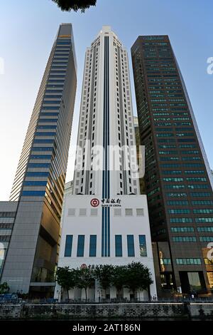 Singapur, singapur - 2020.01.24: Gebäude der Bank of china im zentralen Geschäftsviertel (cbd) am Ufer des flusses singapur, das von Kapitaland und flankiert wird Stockfoto