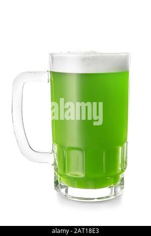 Becher mit grünem Bier auf weißem Hintergrund. St. Patrick's Day Celebration Stockfoto