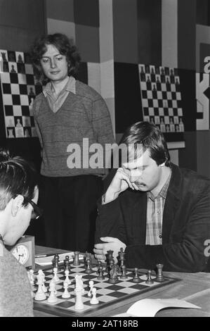 Hoogovens Schachturnierrunde in Wijk aan Zee. 11.12 Jan Timman (l.) blickt auf die Party von Van der Wiel (r.) gegen Nikolic Datum: 15. Januar 1982 Ort: Noord-Holland, Wijk aan Zee Schlagwörter: Schach, Turniere persönlicher Name: Timman, Jan Stockfoto