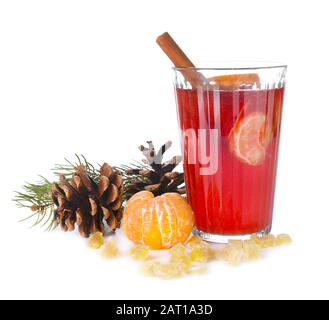 Glas leckerem Glühwein auf weißem Hintergrund Stockfoto