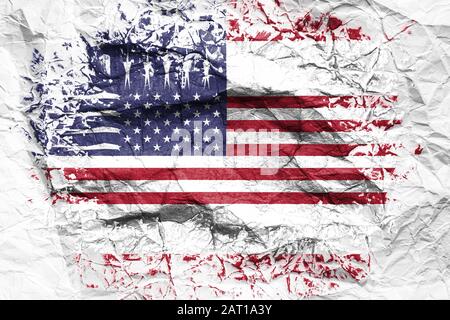 Die Nationalflaggen der USA sind auf zerknittertem Papier gemalt. Auf dem Blatt ausgedrucktes Flag. Flaggenbild für die Gestaltung auf Flyern, Werbung. Stockfoto