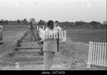 Militärkrankenhaus in Medan. Defilé te Medan [Wali Negara van de Negara Sumatera Timoer, Dr. Tengkoe Mansuer bringt einen Gruß auf dem Medan Field] Datum: 13. März 1948 Ort: Indonesien, Medan, Niederländische Ostindien, Sumatra persönlicher Name: Tengku Mansur Stockfoto