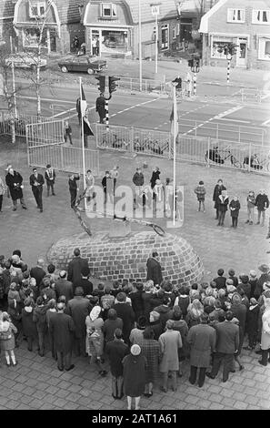 Jahrhundertealter Anker in Hoofddorp als Denkmal auf dem Spielplatz der Königin Wilhelminaschule Datum: 18. November 1964 Ort: Hoofddorp Schlagwörter: Anker, Denkmäler Stockfoto