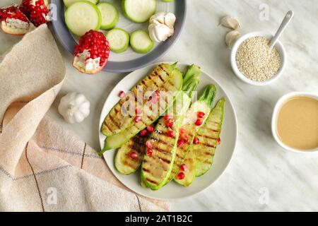 Platte mit gegrilltem Gemüse und leckeren Tahini auf dem Tisch Stockfoto