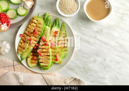 Platte mit gegrilltem Gemüse und leckeren Tahini auf dem Tisch Stockfoto