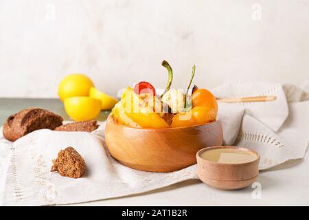 Schüssel mit gegrilltem Gemüse und leckeren Tahini auf dem Tisch Stockfoto