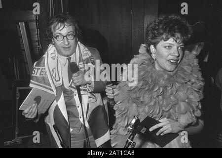 Elfstedentocht van Youp van't Hek; Youp van't Hek + Rayonhoofd und Brigitte Kaandorp (r) in Hindelopen Datum: 31. Januar 1987 Ort: Hindeloopen Schlüsselwörter: Cabaretiers persönlicher Name: HEK, Youp van't, Kaandorp, Brigitte Institutionname: Elfstedentocht Stockfoto