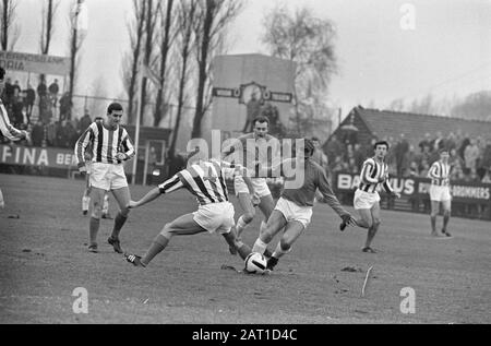 Fußballspiel: Elinkwijk - Willem II in Utrechter Elinkwijk-Spieler Tonny Nieuwenhuys (rechts) in Aktion Datum: 27. November 1966 Ort: Utrechter (Stadt) Schlüsselwörter: Sport, Name der Fußballperson: Nieuwenhuys, Name Der Tonnigen Institution: Willem II Stockfoto