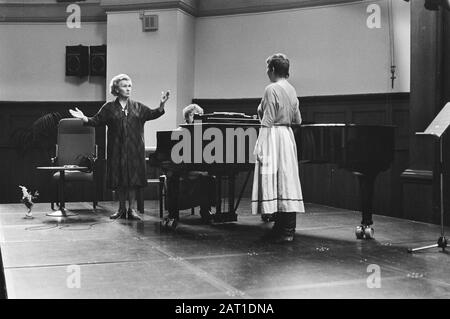 Elisabeth Schwarzkopf gibt diese Woche im Sonesta-Dome-Saal einen öffentlichen Meisterkurs ab; E. Schwarzkop (l) gibt einer Teilnehmerin/einem Datum die Wegbeschreibung: 2. Dezember 1984 Personenname: Elisabeth Schwarzkopf Stockfoto