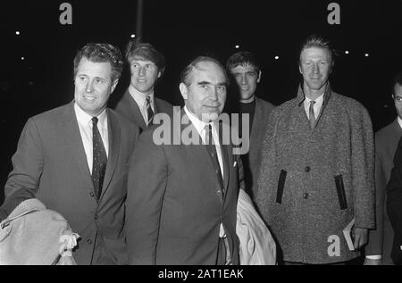 Die englische Fußballmannschaft trifft am kommenden Mittwoch zum Spiel gegen die niederländische Mannschaft auf Schiphol ein. Nummer 11 Links Burgwal, rechts A. Ramsey/Datum: 3. November 1969 Ort: Noord-Holland, Schiphol Schlüsselwörter: Sport, Fußball Persönlicher Name: A. Ramsey Stockfoto