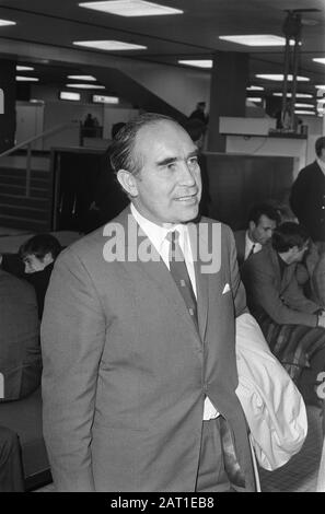 Die englische Fußballmannschaft trifft am kommenden Mittwoch zum Spiel gegen die niederländische Mannschaft auf Schiphol ein. Sir Alf Ramsey, Trainer English Team/Datum: 3. November 1969 Ort: Noord-Holland, Schiphol Schlüsselwörter: Sport, Fußball Stockfoto