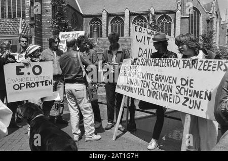 EO Reinigungsaktion in der Innenstadt von Amsterdam; Gegner der Aktion mit Bannern Datum: 8. Juni 1985 Ort: Amsterdam, Noord-Holland Schlüsselwörter: Aktionsgruppen, Demonstrationen Stockfoto