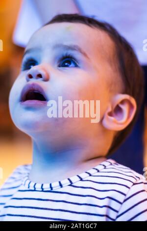 Ein süßes kleines Mädchen, das von dem riesigen Ozeanarium in der Dubai Mall überrascht wurde. Stockfoto