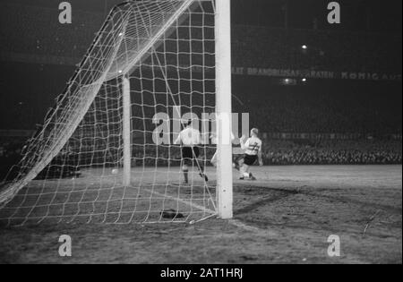 Europa Cup 1. Feyenoord gegen Reims 1:1. Spielmomente [Piet Kruiver Shootting Next] Datum: 13. März 1963 Ort: Rotterdam, Zuid-Holland Schlagwörter: Sport, Fußball Personenname: Kruiver, Piet Institution Name: Feyenoord Stockfoto