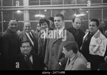 Europa Cup 1. Feyenoord gegen Reims 1:1. Polizei nimmt Unterstützer vom Feld Datum: 13. März 1963 Ort: Rotterdam, South Holland Schlüsselwörter: Polizei, UNTERSTÜTZER, Sport, Name der Fußballeinrichtung: Feyenoord Stockfoto