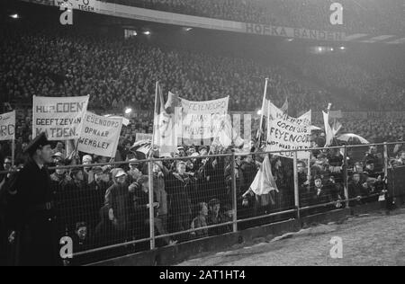Europa Cup 1. Feyenoord gegen Reims 1:1. Anhänger mit Bannern Datum: 13. März 1963 Ort: Rotterdam, Zuid-Holland Schlagwörter: SPANCHADS, UNTERSTÜTZER, Sport, Name der Fußballeinrichtung: Feyenoord Stockfoto