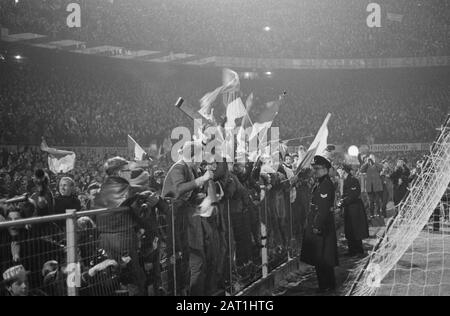 Europa Cup 1. Feyenoord gegen Reims 1:1. 26. Game Moment, 27, 28, 29 Supporters Datum: 13. März 1963 Ort: Rotterdam, Zuid-Holland Schlüsselwörter: SupportersFootball, Name der Sporteinrichtung: Feyenoord Stockfoto