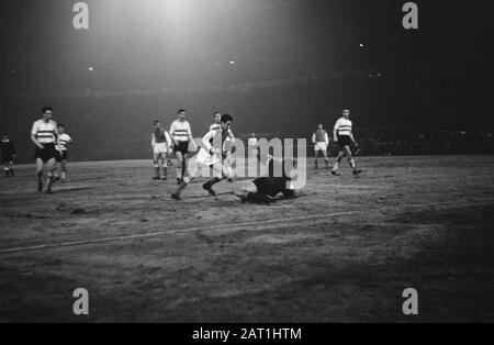 Europa Cup 1. Feyenoord gegen Reims 1:1. Spielmomente Datum: 13. März 1963 Ort: Rotterdam, Zuid-Holland Schlagwörter: Sport, Name der Fußballeinrichtung: Feyenoord Stockfoto